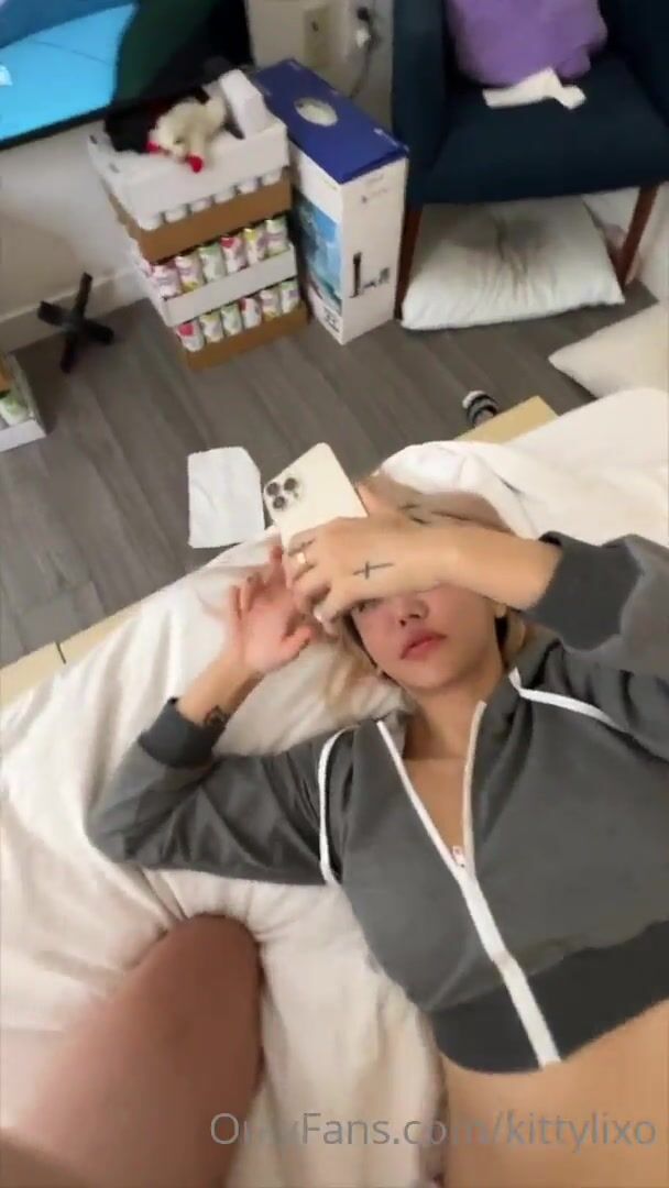 KittyLixo Sexy Asian Blondie Gets Facefucked and Banged In Her Pussy While She Watches Videos Onlyfans Video