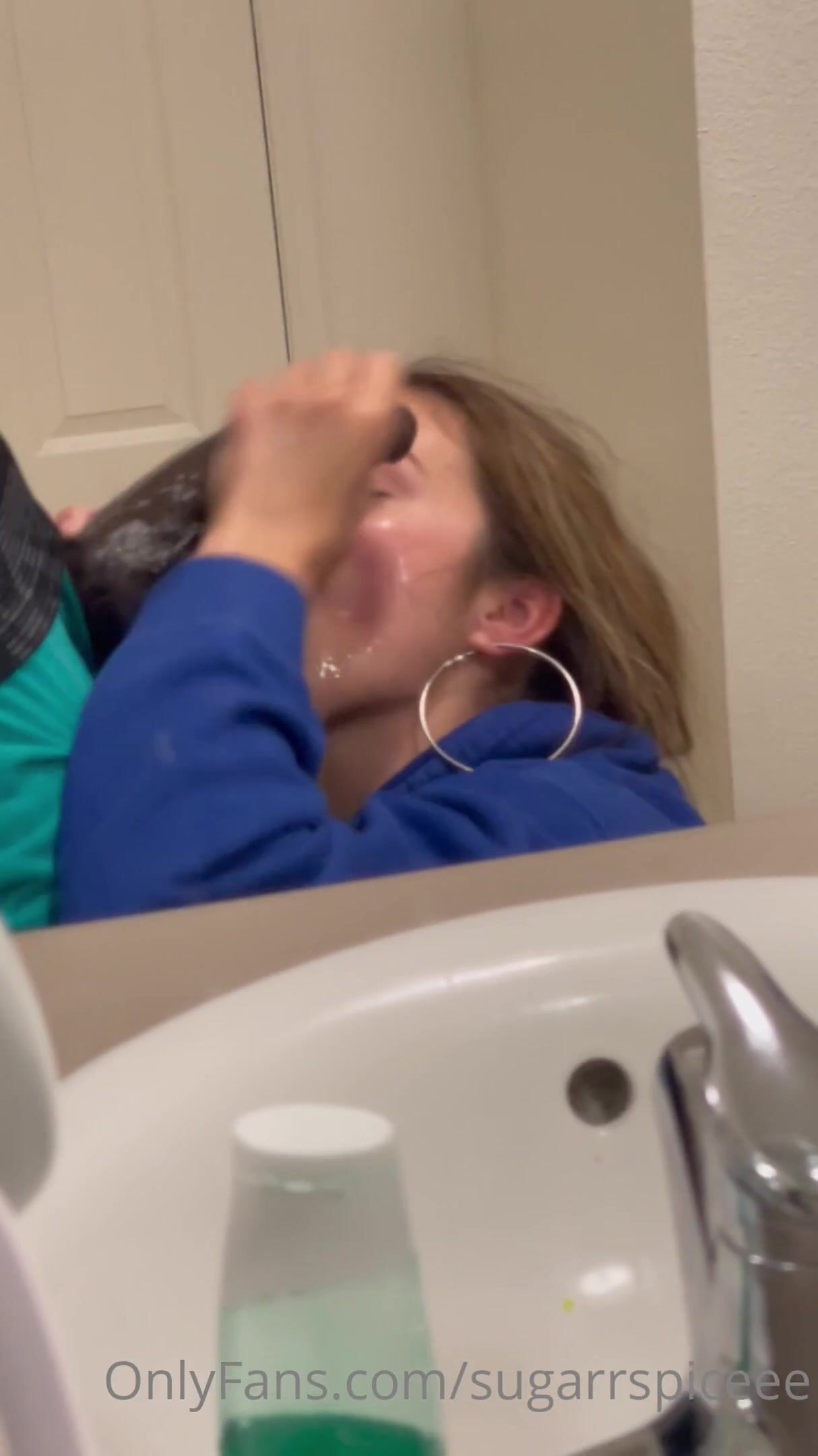 Sugarrspiceee eating SkiiMaskSkeeter in the bathroom