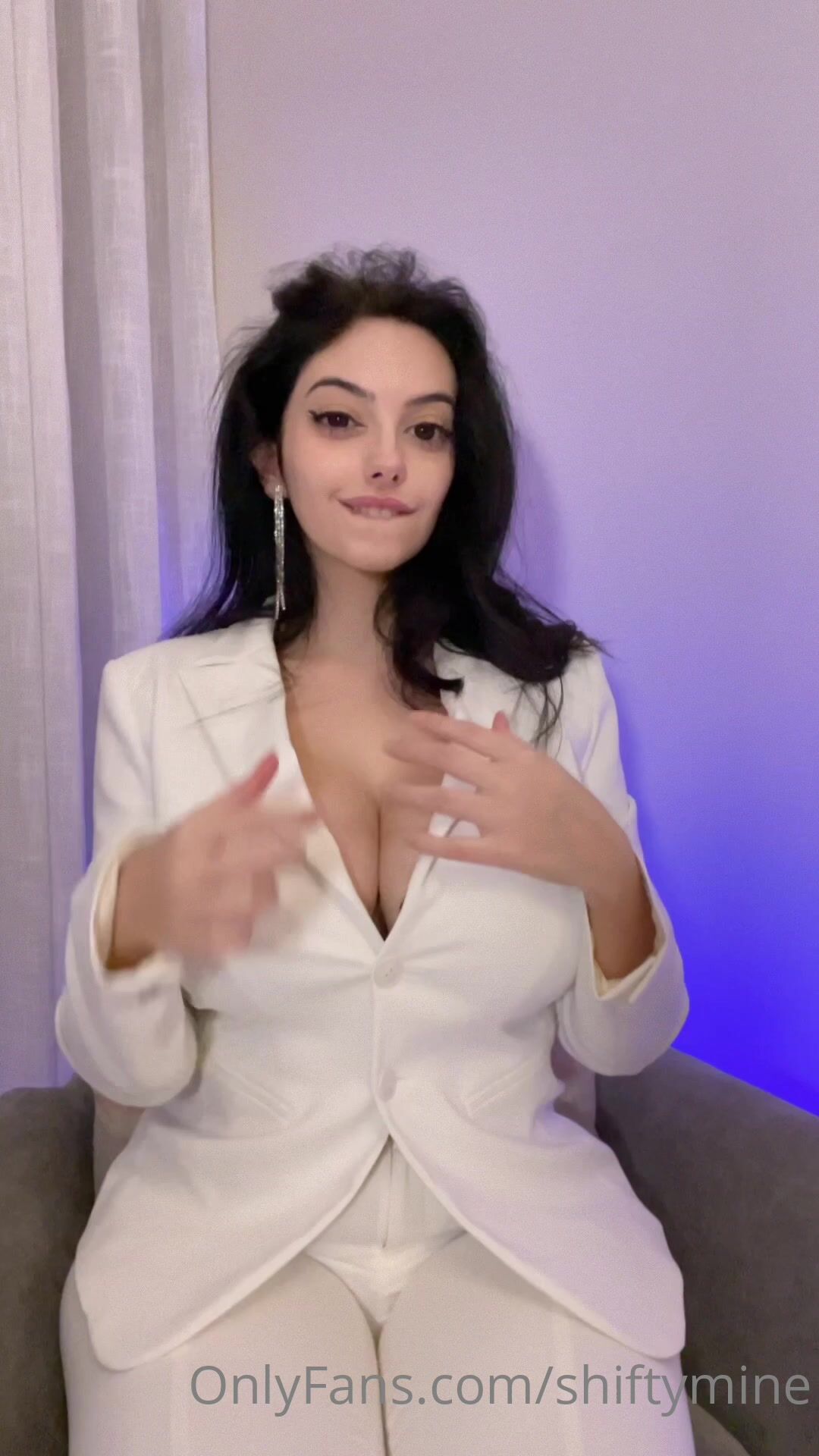 Shiftymine Black bra Big boobs OF