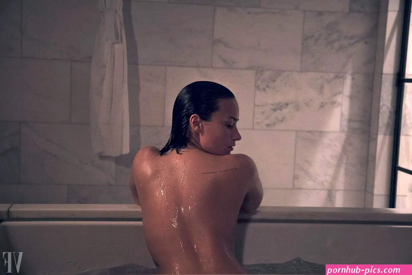 Demi Lovatos Spontaneous Nude Makeup-Free Photo Shoot