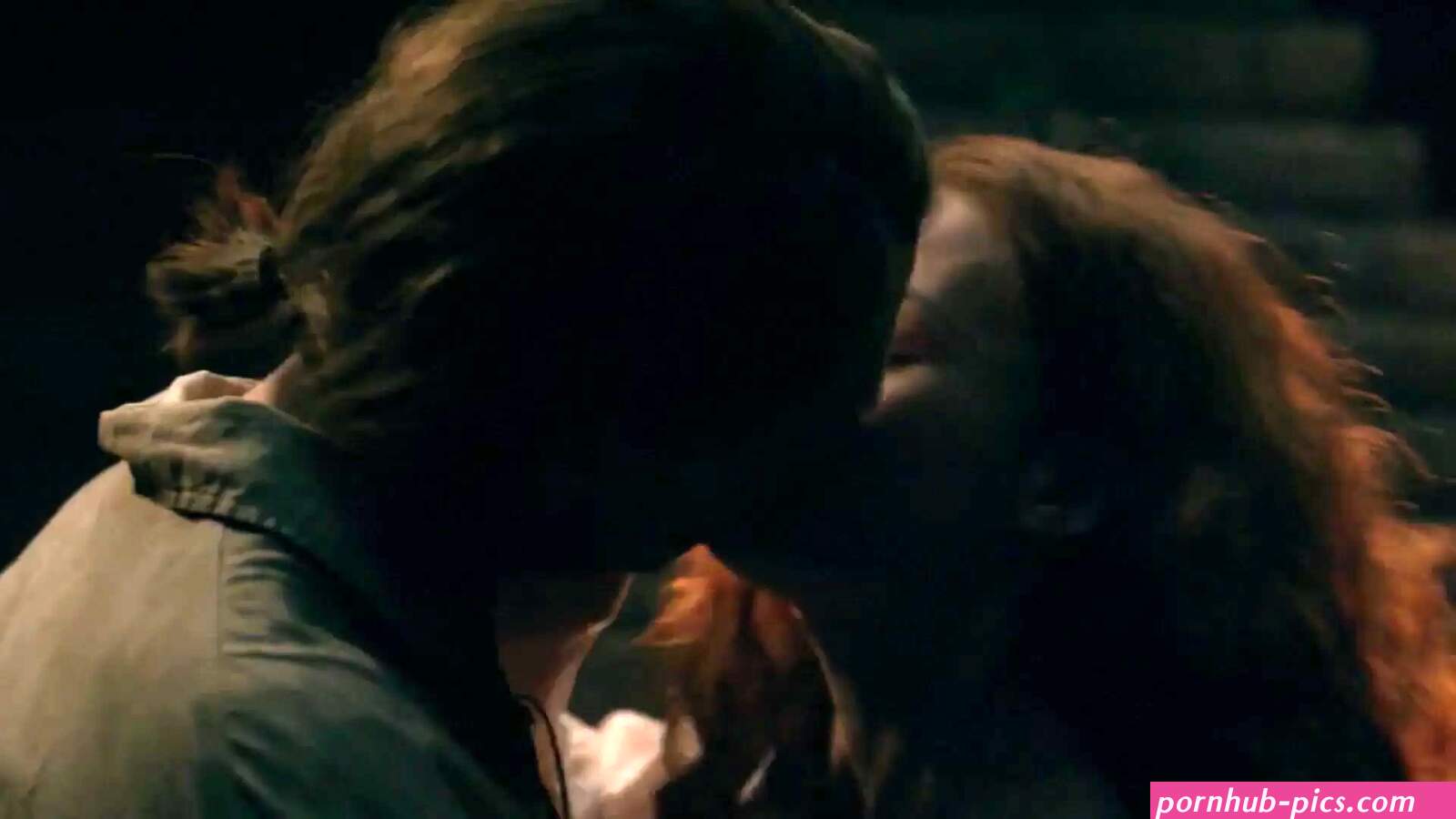 Sophie Skelton nude