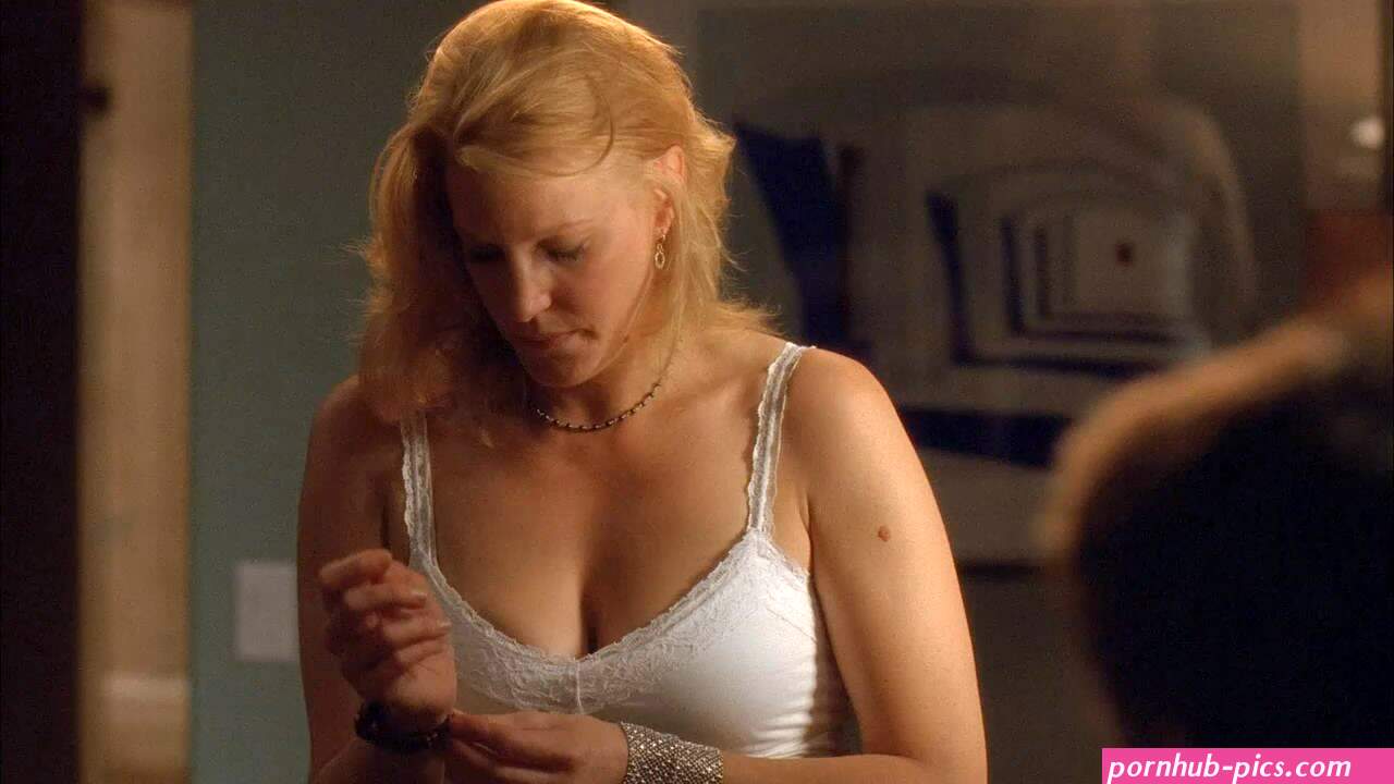Naked Anna Gunn in Breaking Bad ANCENSORED