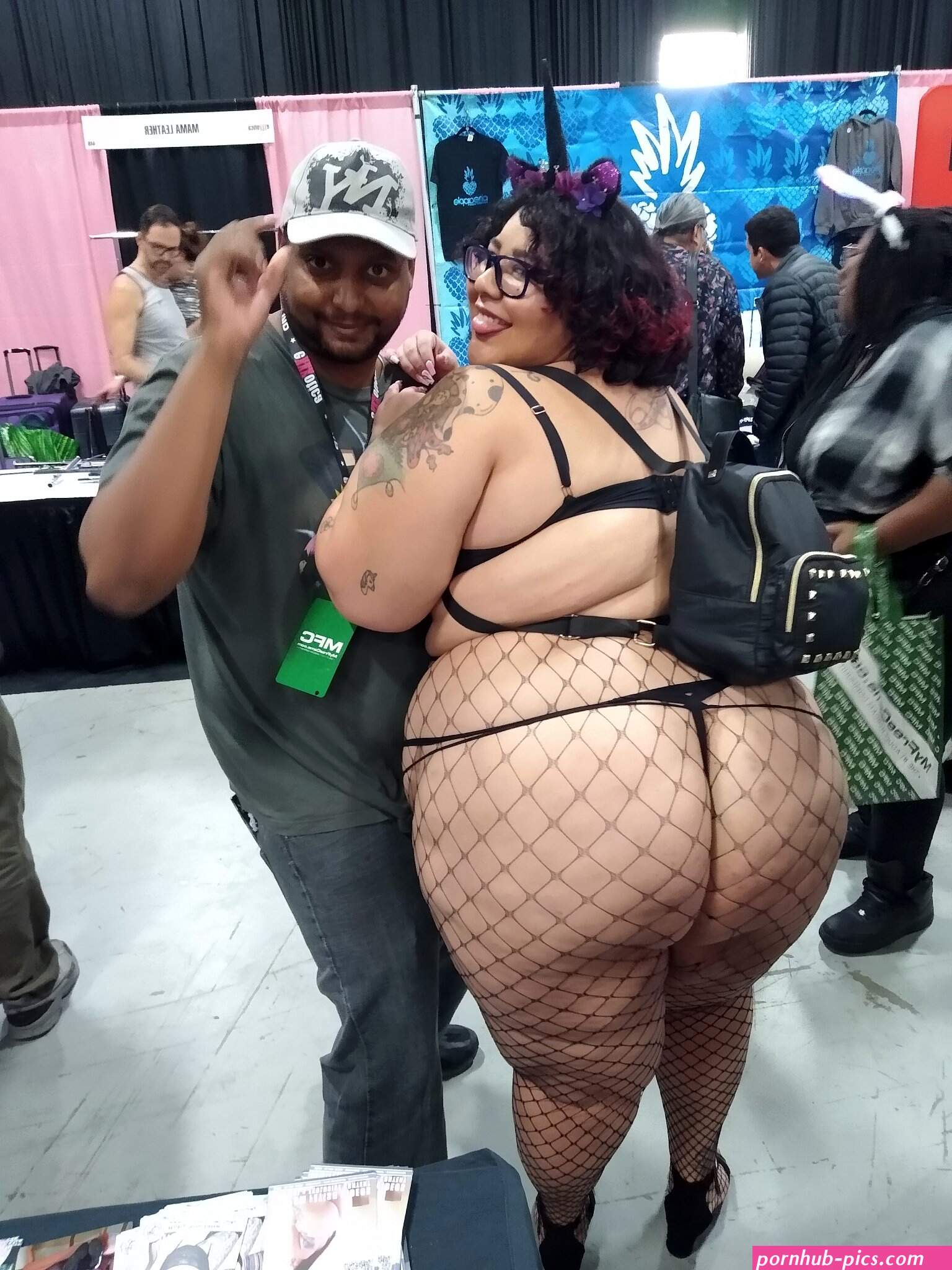 Juan on X: I love big butts and I cannot lie and this beautiful woman CrystalBlue420 has a whole lot of booty. It was a pleasure meeting you at the EXXXOTICA expo