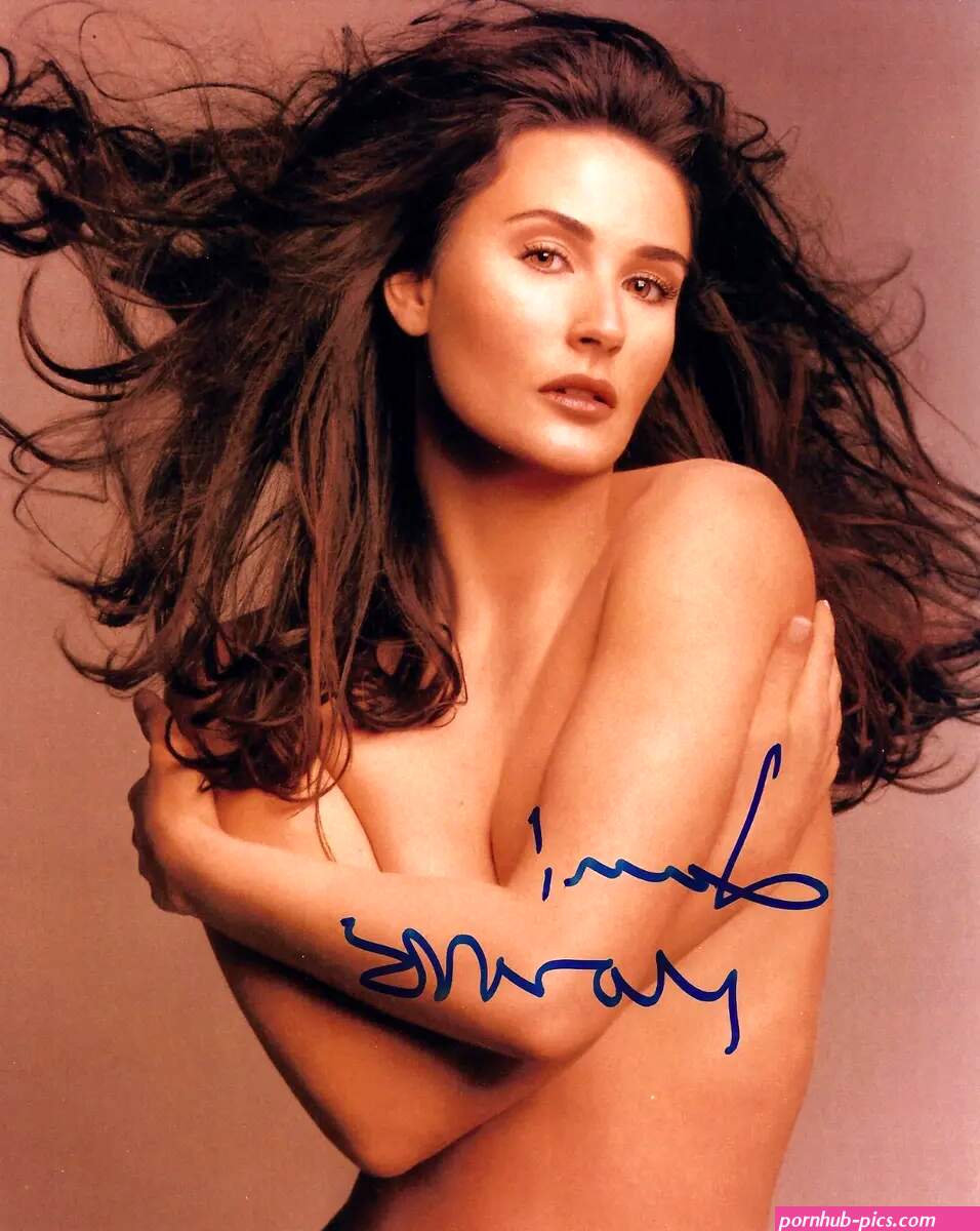 DEMI MOORE EXTREMELY RARE VERY SEXY SIGNED PHOTO