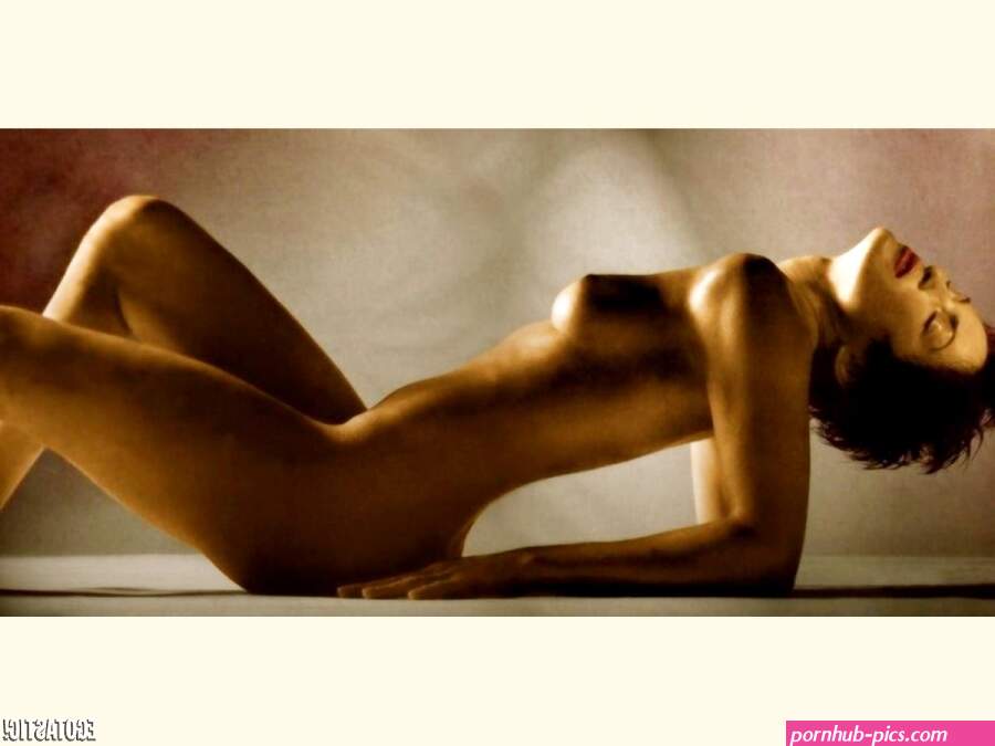 mariska-hargitay-topless-2002-allure-look-mag-01-900x675.jpg