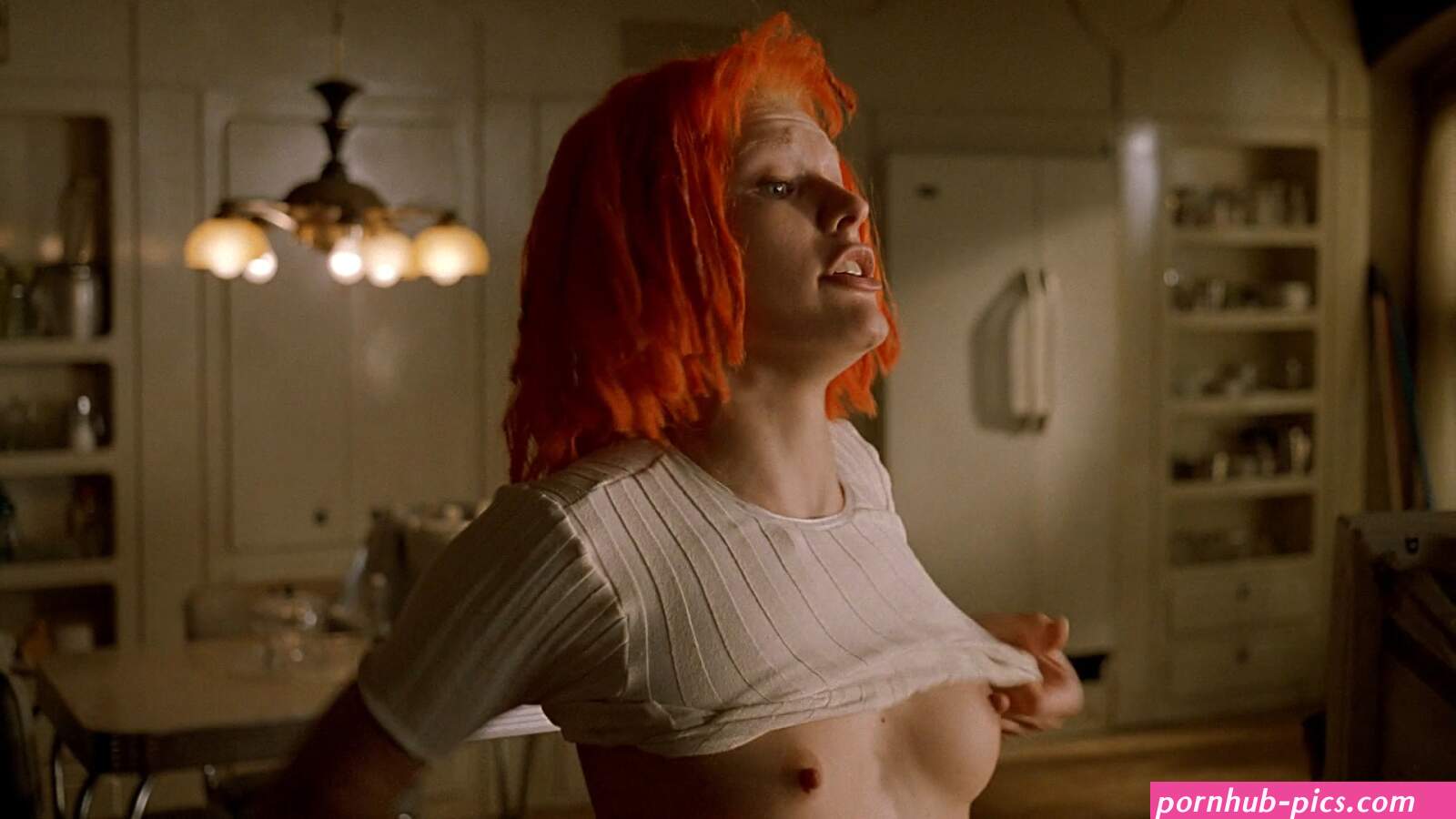 Naked Milla Jovovich in The Fifth Element ANCENSORED
