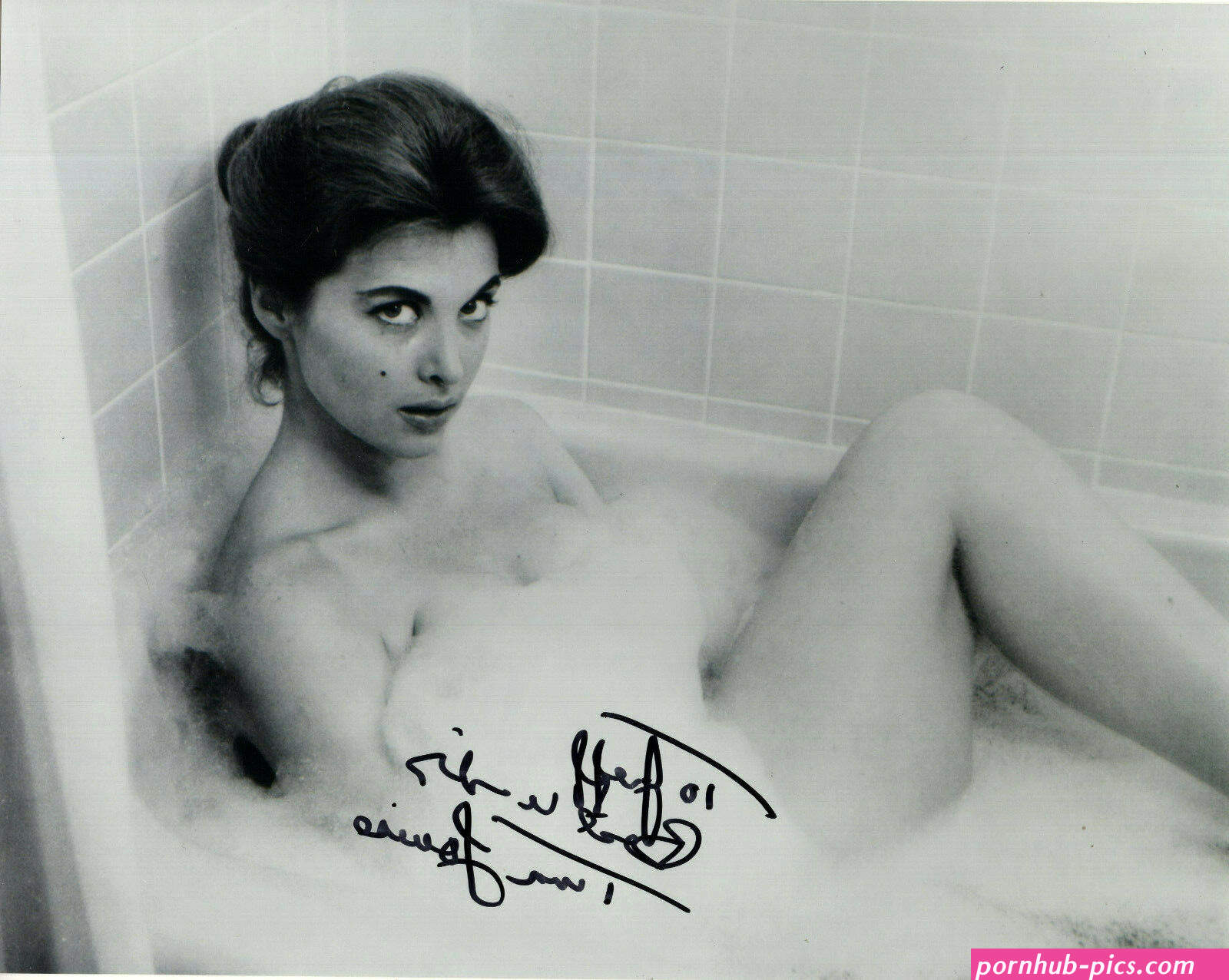TINA LOUISE HAND SIGNED 8x10 PHOTOCOA SEXY POSE IN BATHTUB TO JEFF
