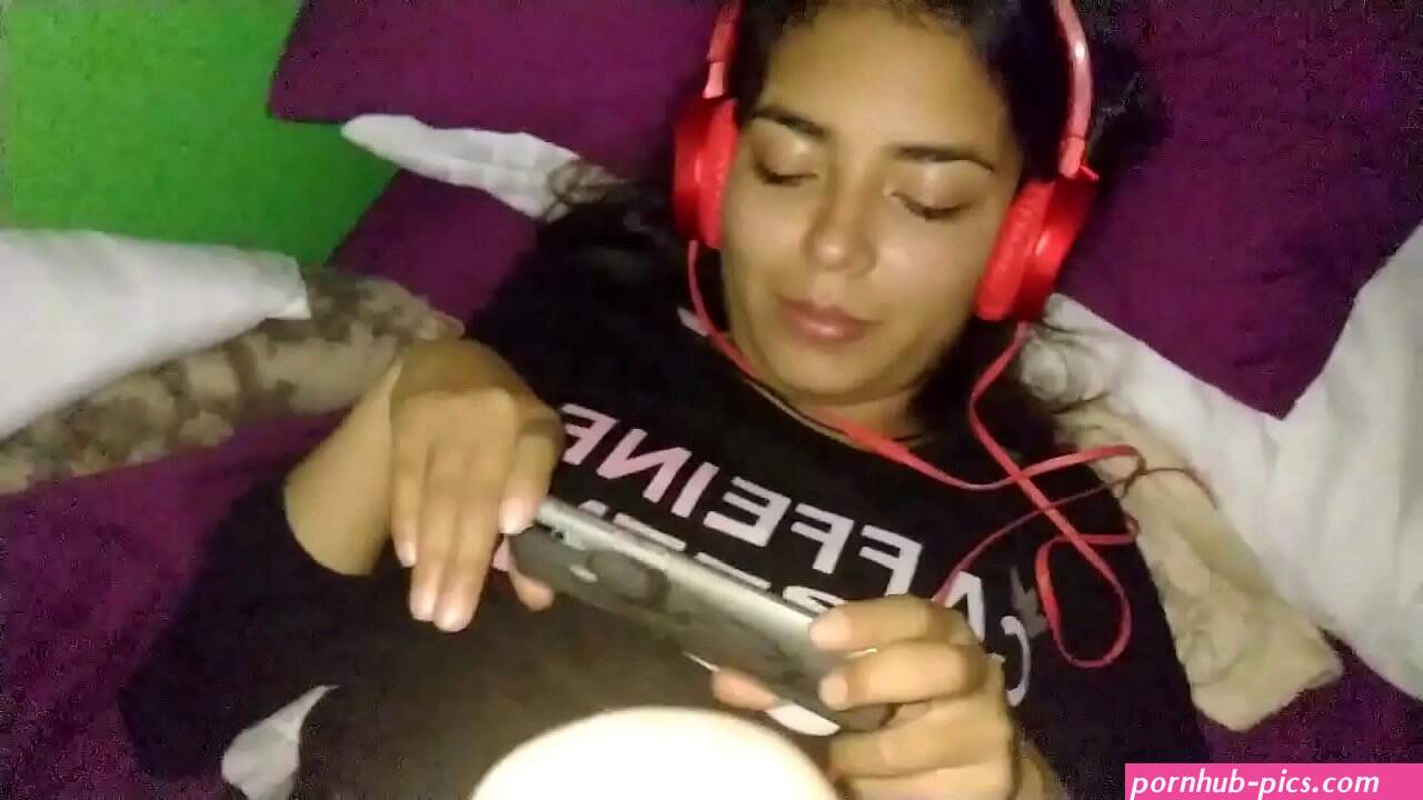 A mi prima le gusta ver porno mientras le penetro la vagina.