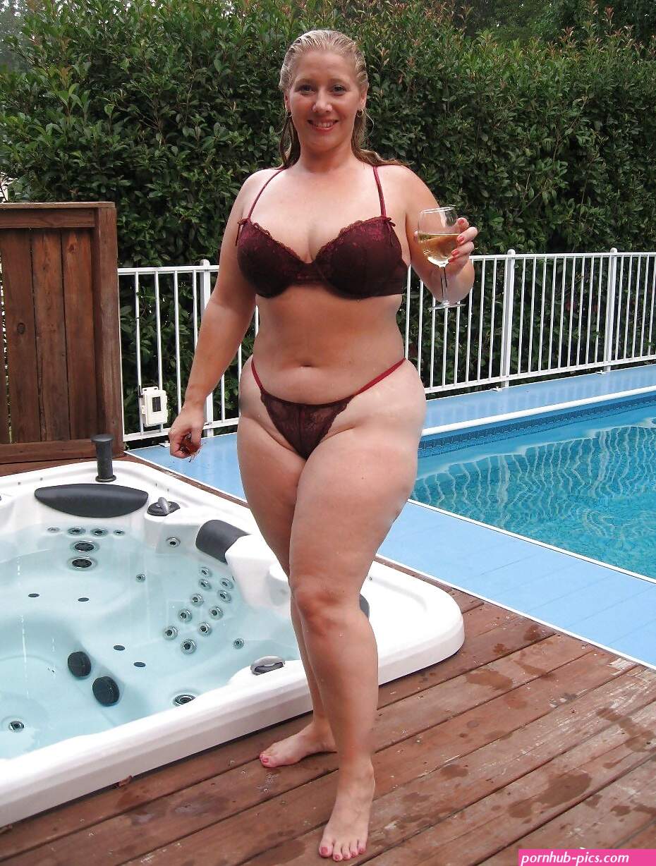 Plump MILF Porn Pic