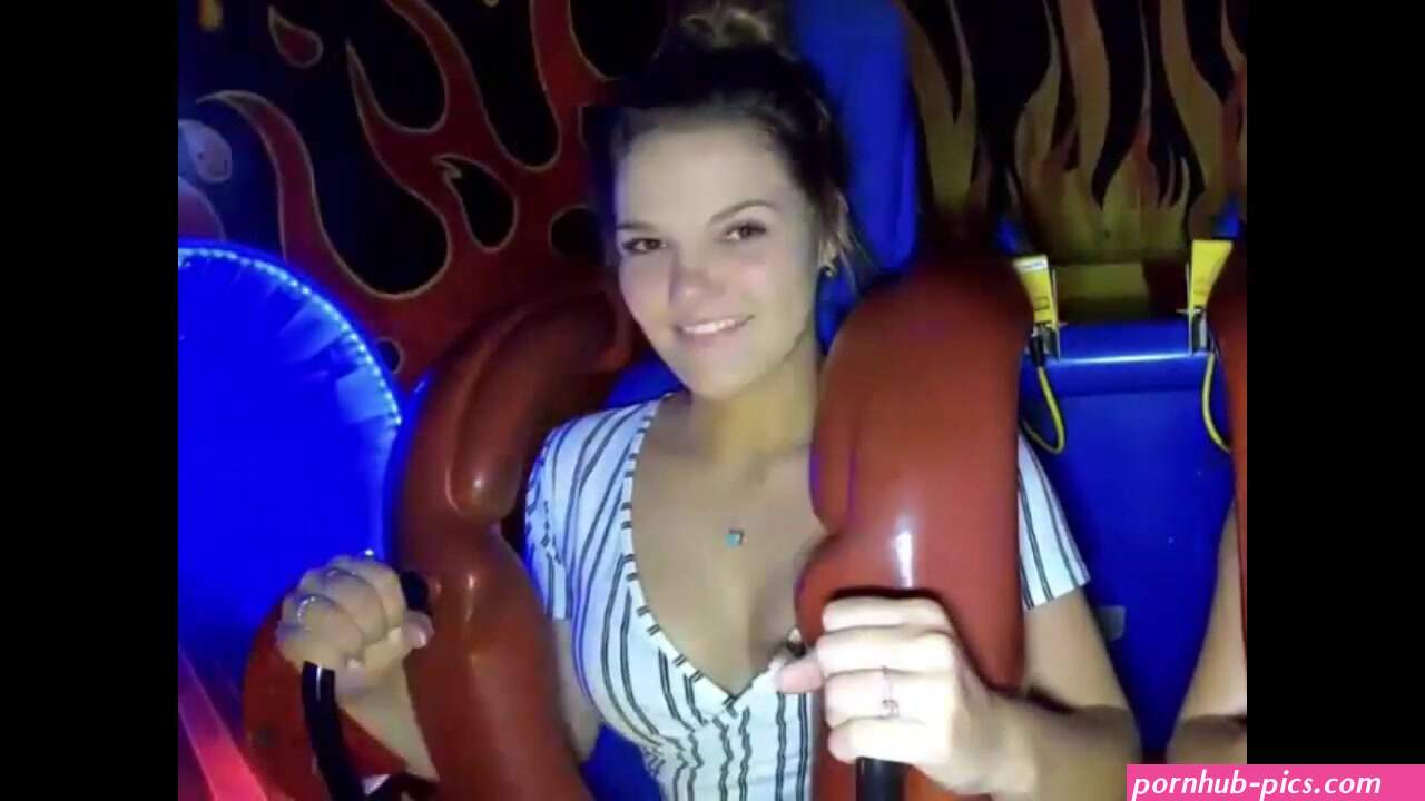 Pretty girls !oops limit Nipple Slip in thrill ride