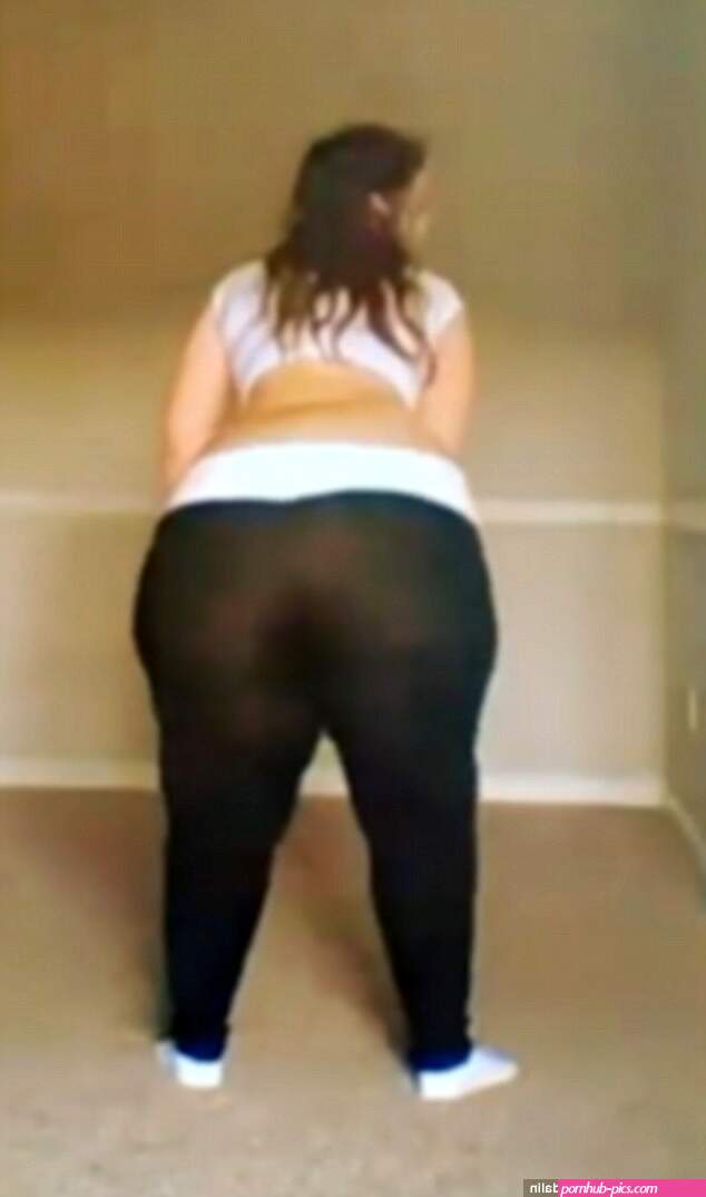 Raylynn with a 70 INCH behind proves her curves are real on Instagram