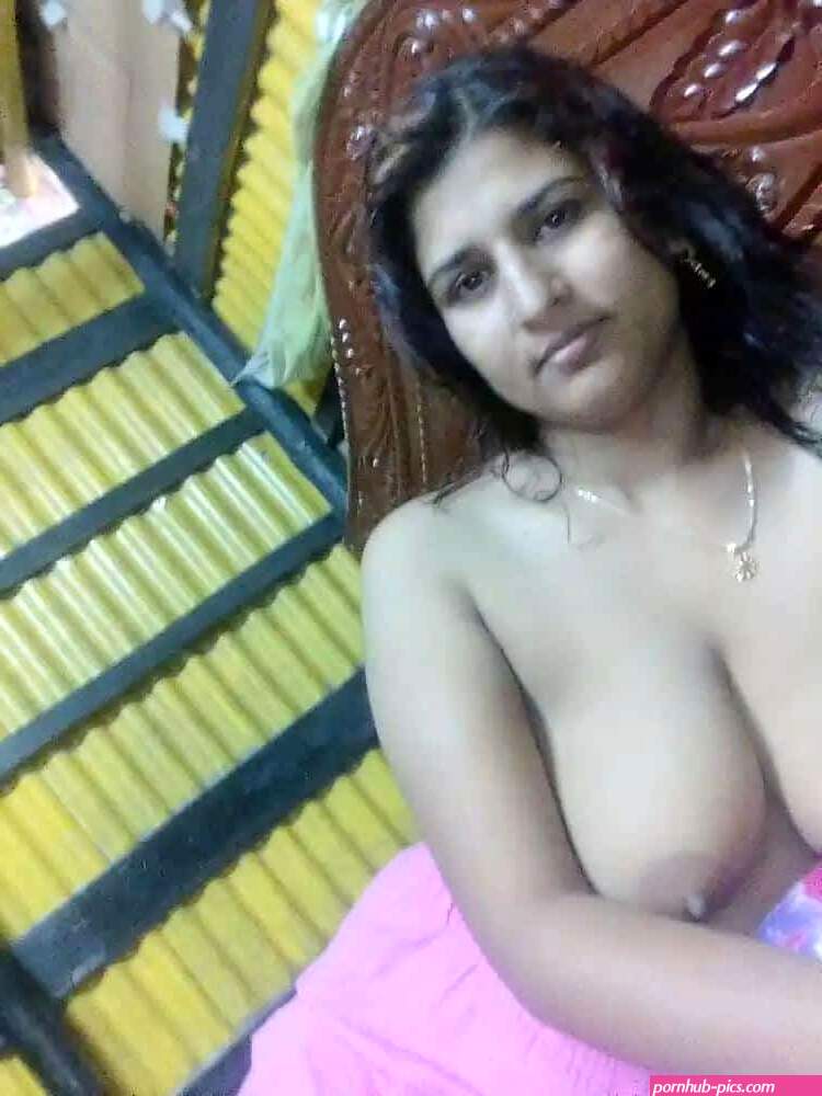 Desi housewife nude photos looks stunning hot