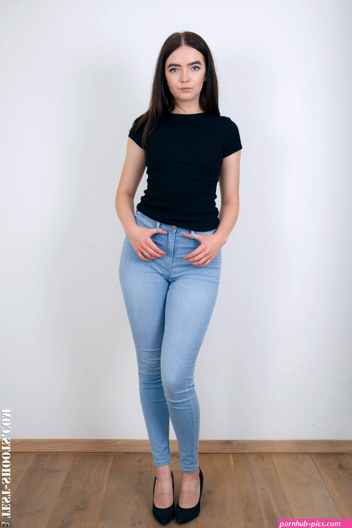 Phoneixa Nude in Innie pussy 18yo