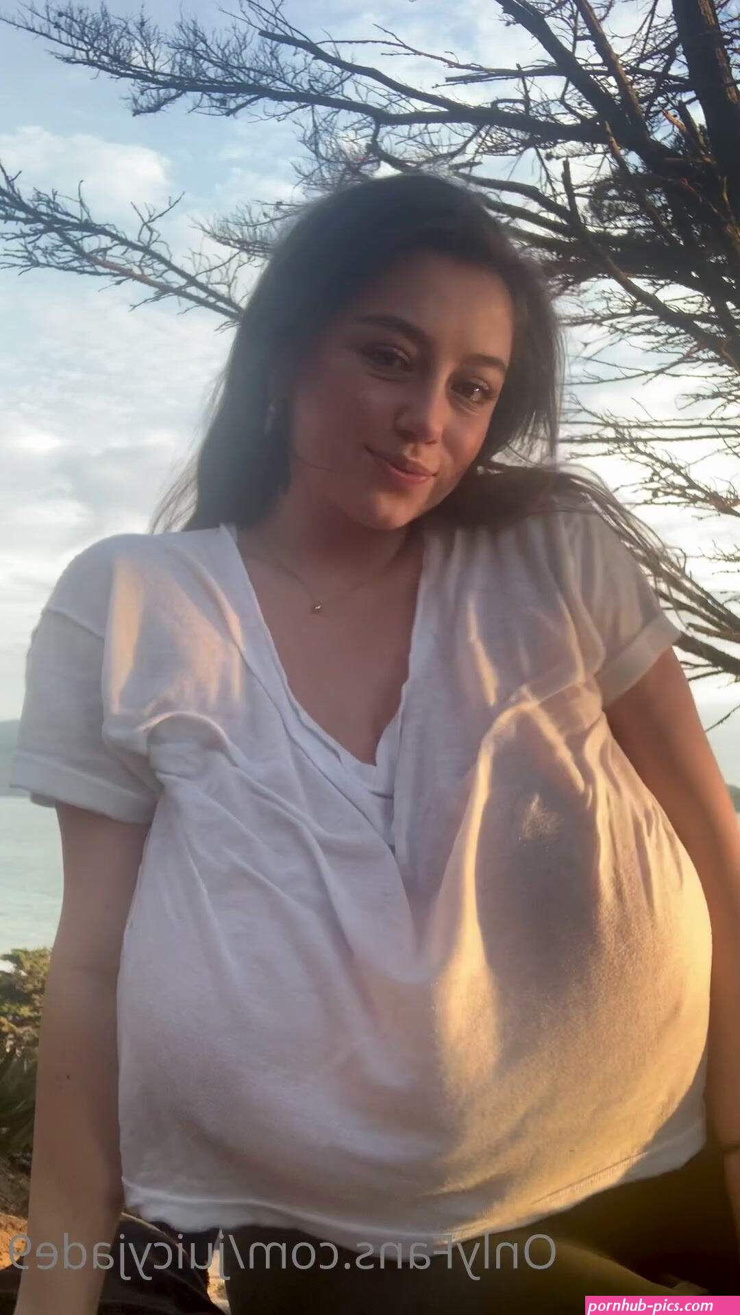 Juicyjade9 shows tits in public