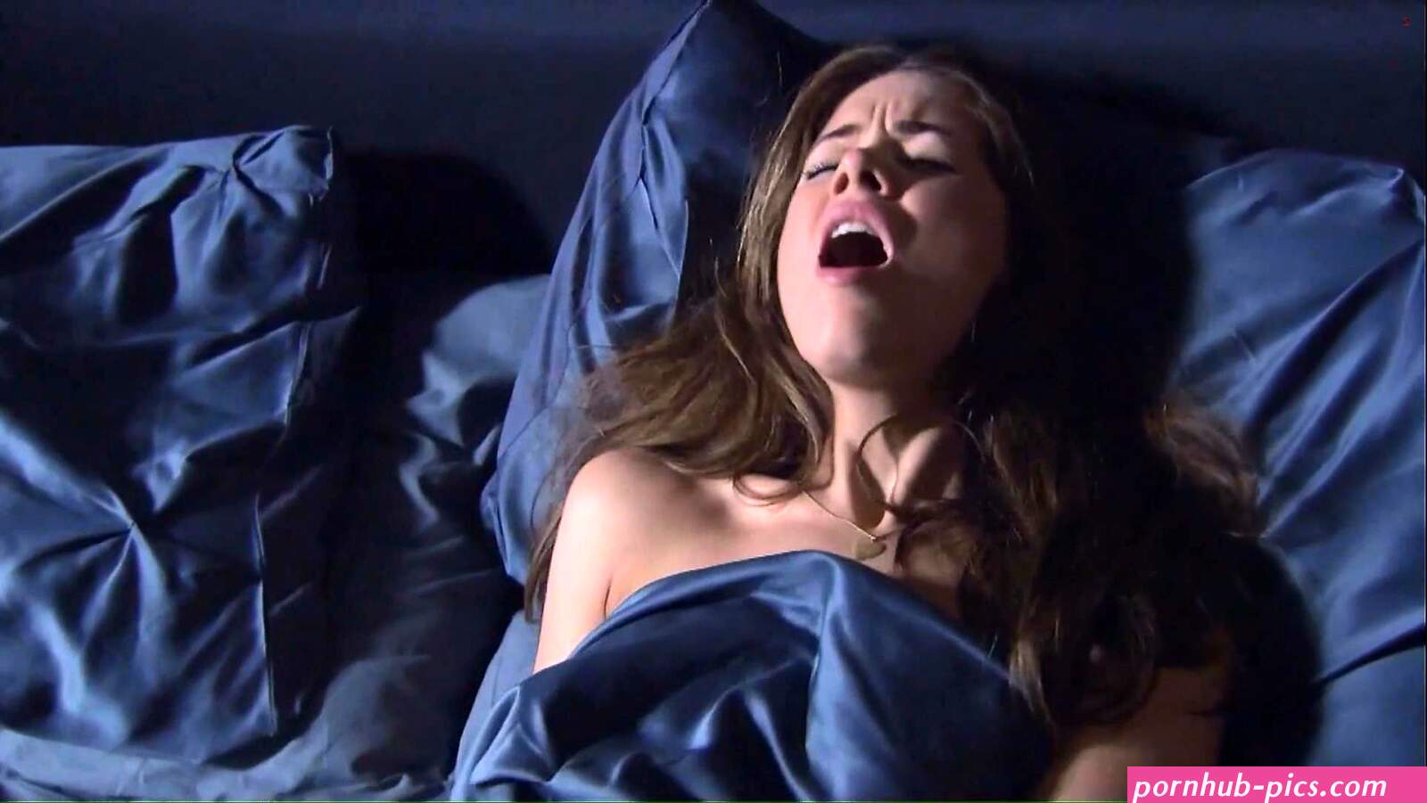 Roxanne McKee Fiona Button nude