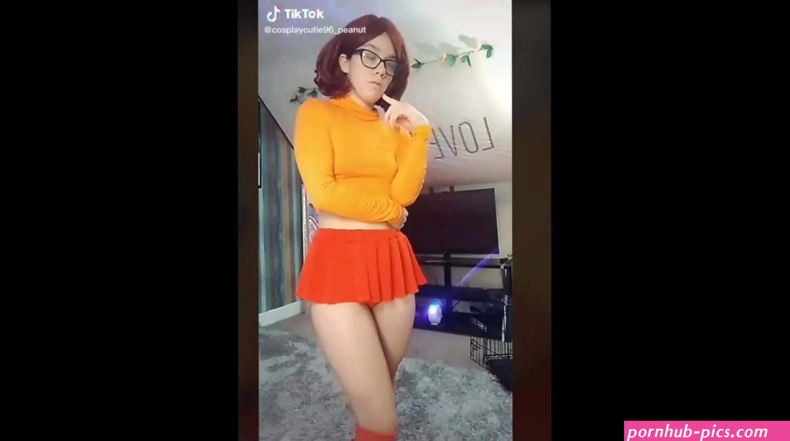 VELMA COSPLAY TIKTOK GIRL IN ROUGH ANAL PARODY!! MUST SEE!!