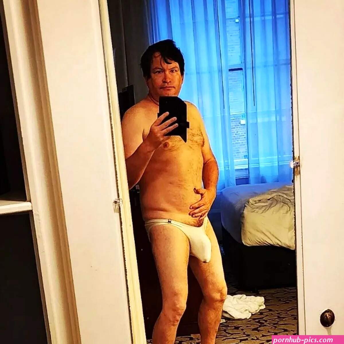 Bloke with worlds biggest penis plans full frontal nudity to show off massive dong