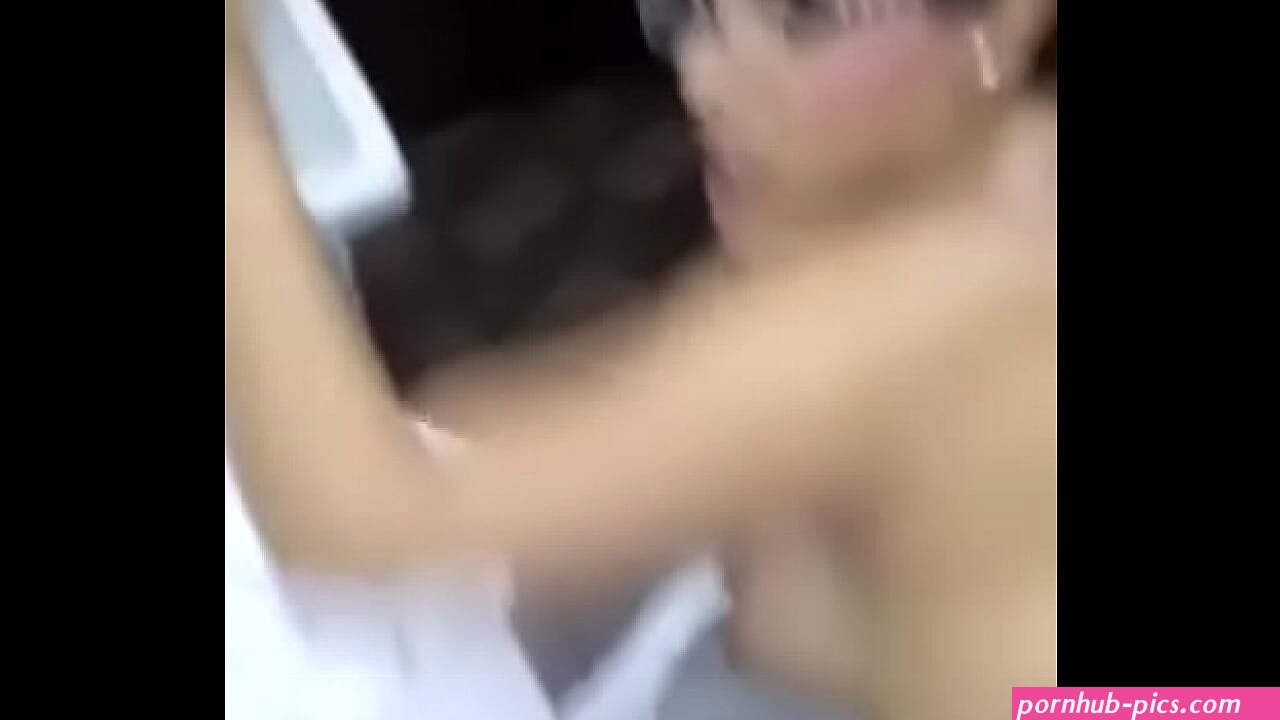 Rica madura culiando en el baño gime rico