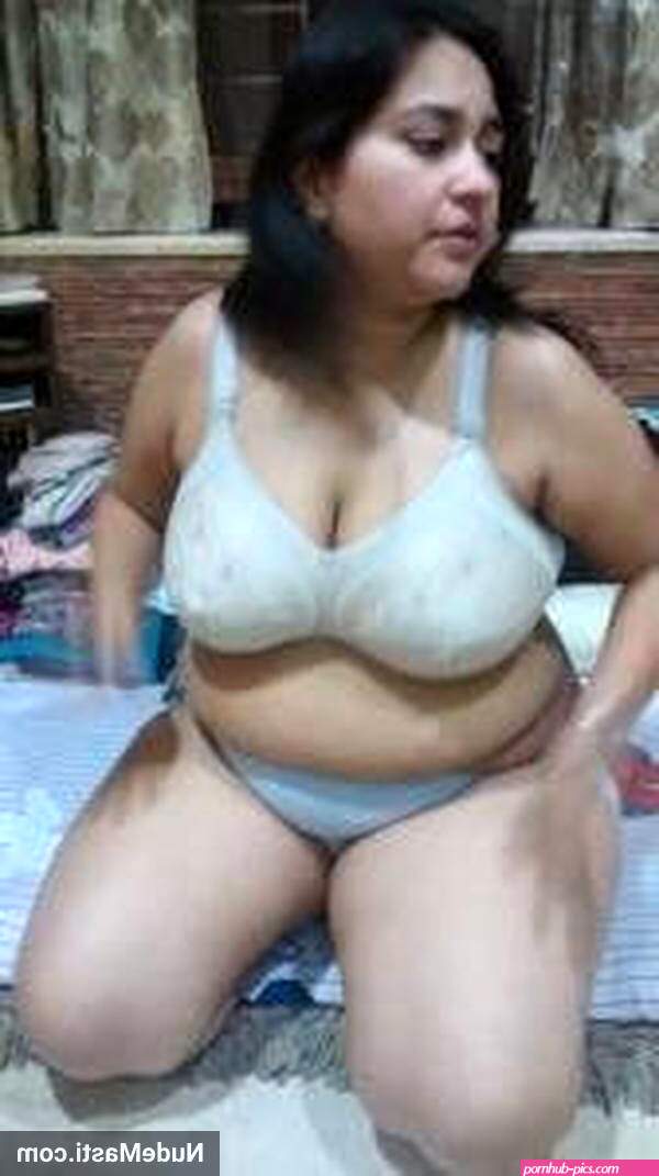 Chubby aunty nude pics captured by neighbour