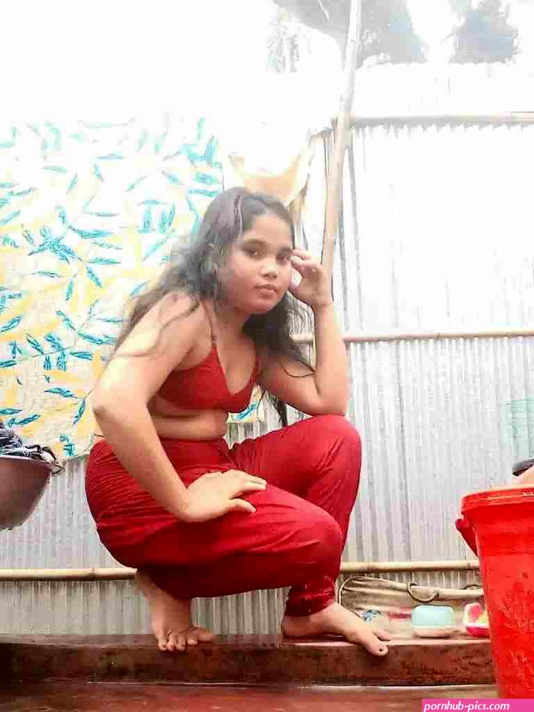 Sexy chubby Desi girl naked pussy show outdoors