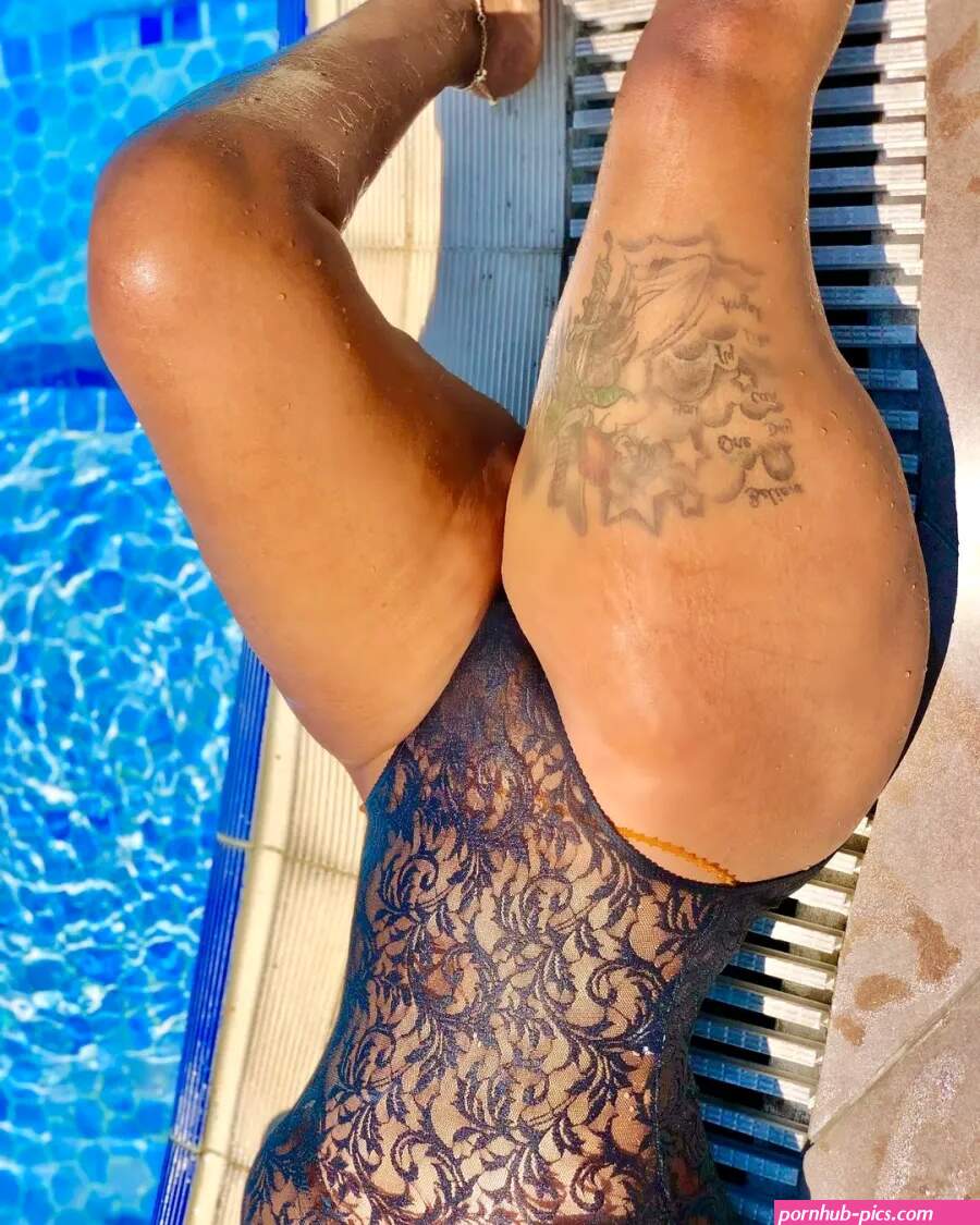 Completely naked Tanzanian singer Amber Lulu dances better than a nightrunner on steroids