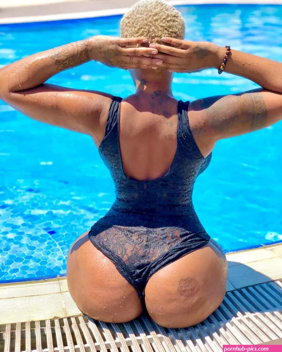 Completely naked Tanzanian singer Amber Lulu dances better than a nightrunner on steroids