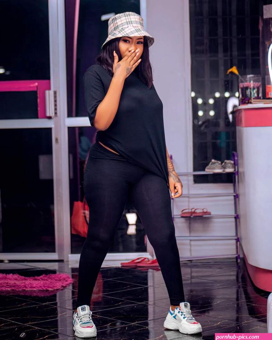 Completely naked Tanzanian singer Amber Lulu dances better than a nightrunner on steroids