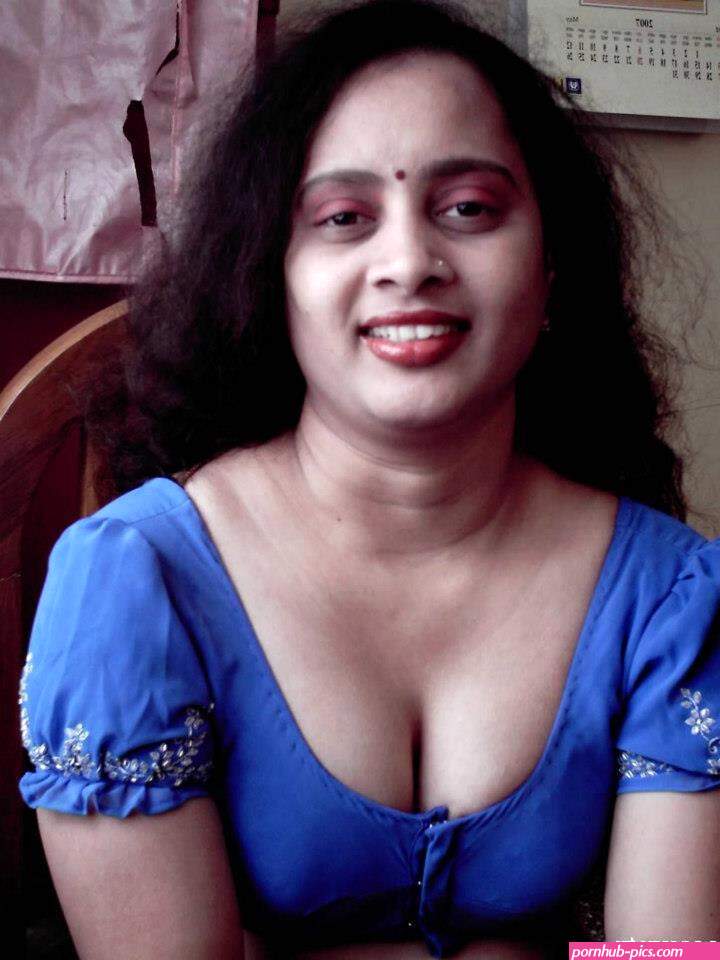 INDIAN BHABHI HOT DESI BIG BOOBS REMOVING SARI AND BLOUSE BRA RARE PICS