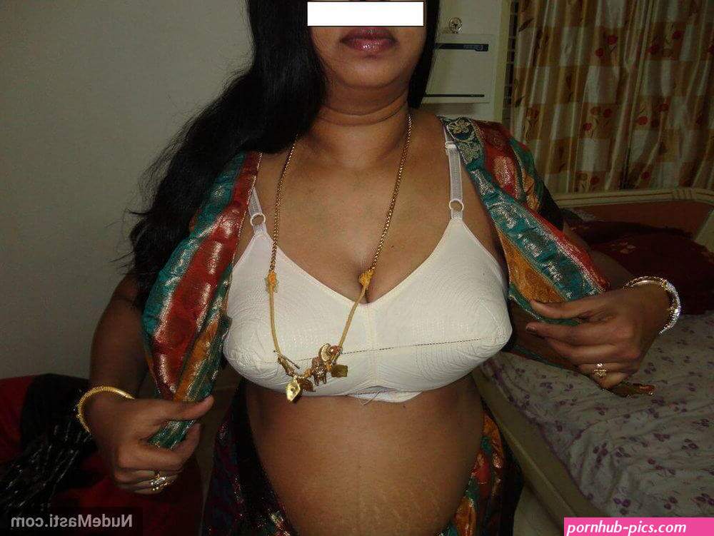 Mature Indian Aunty In Saree Exposes Huge Breasts Photos