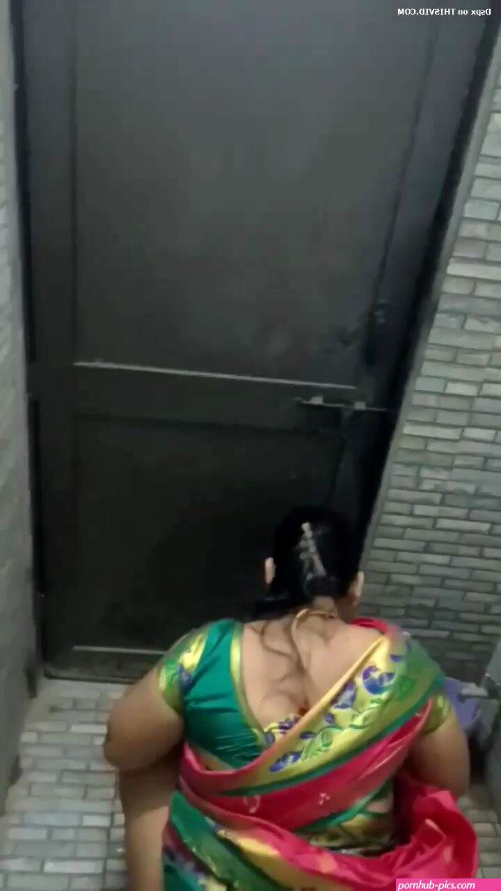 Aunty pissing