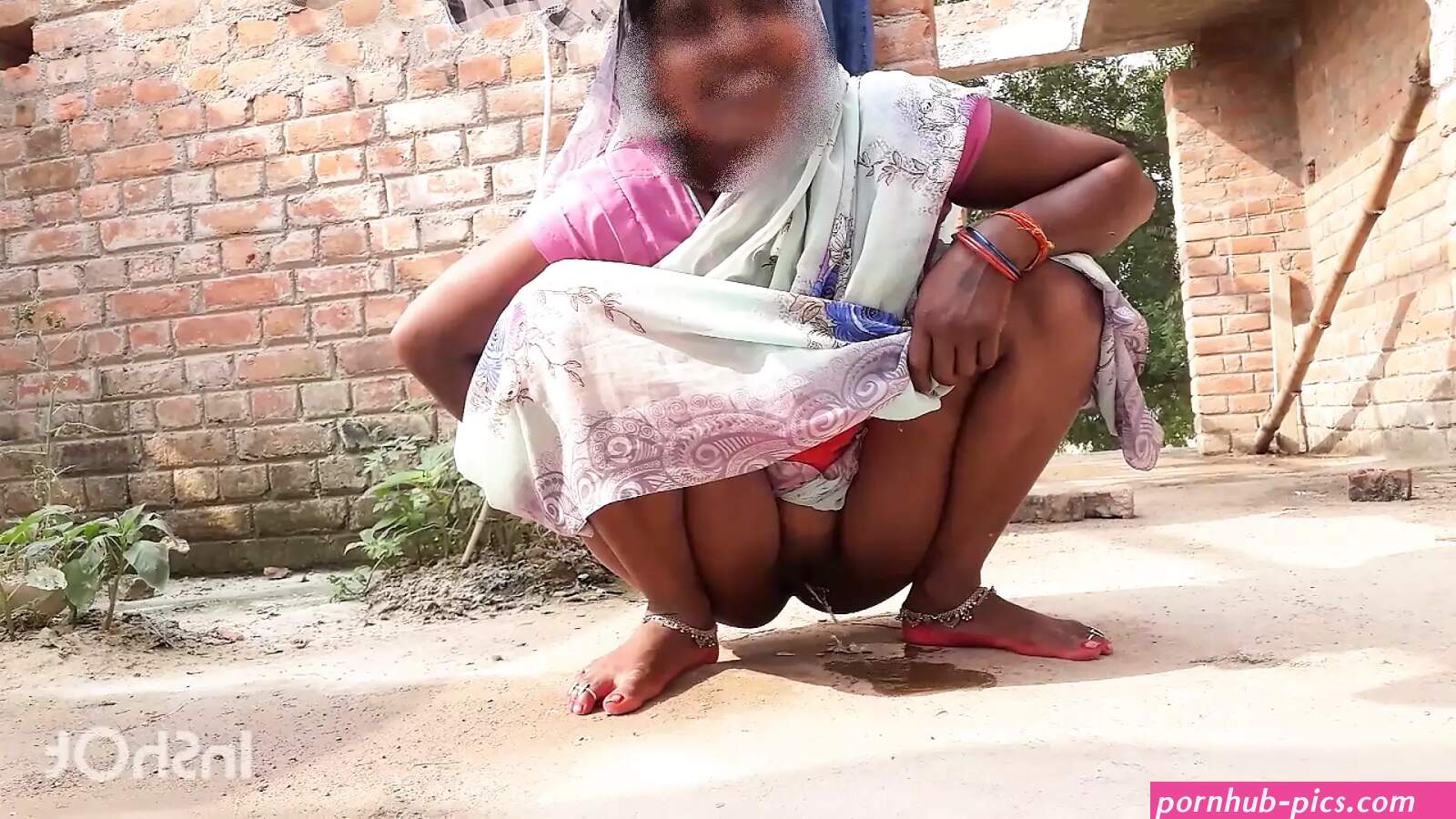XXX video Indian aunty pissing outdoor and i see her hot pussy