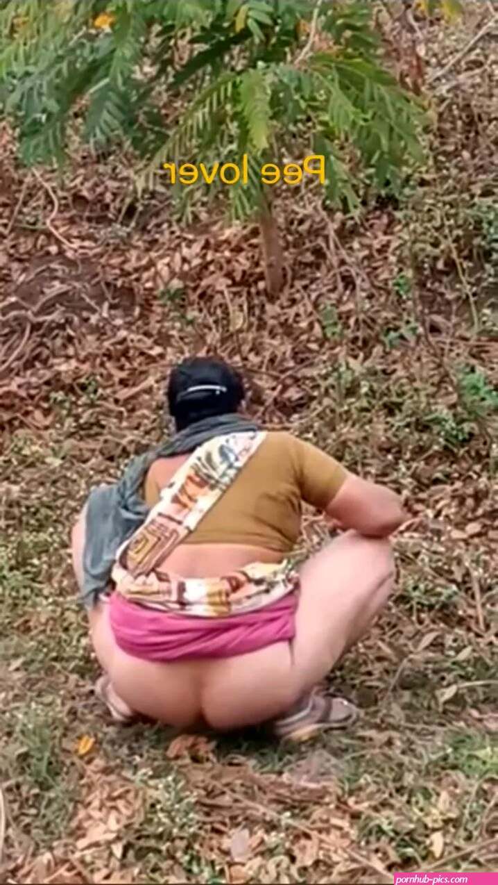 Big ass aunty pee