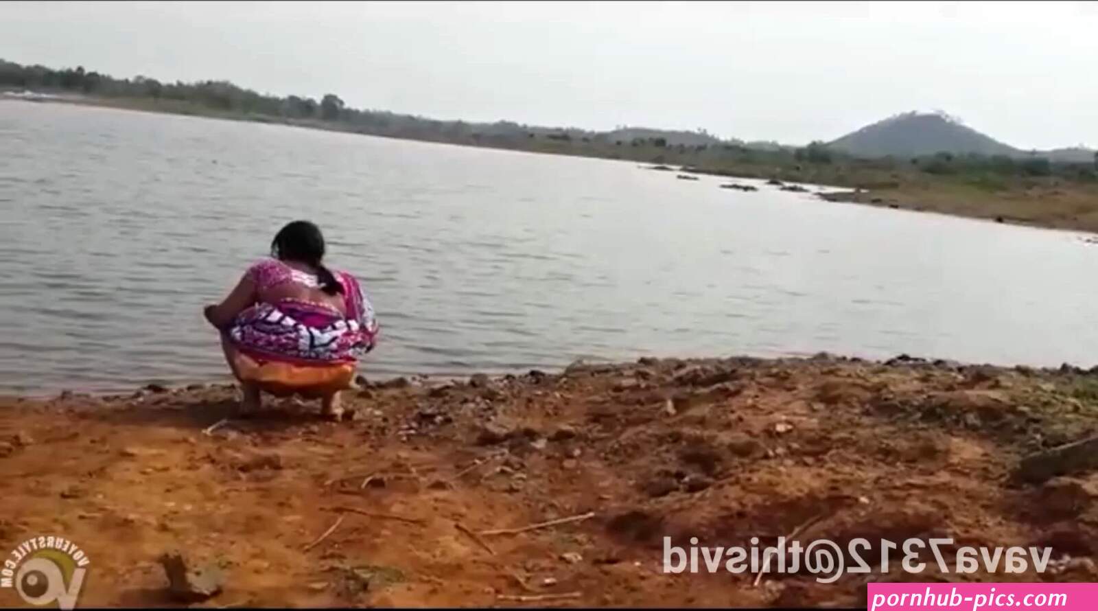 Desi aunty pissing outdoor near the lake