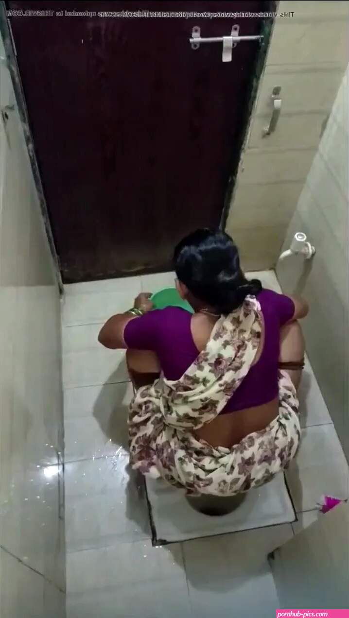 Aunty peeing-001