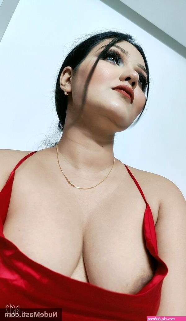 Extremely hot Bangladeshi wife with lovely boobs