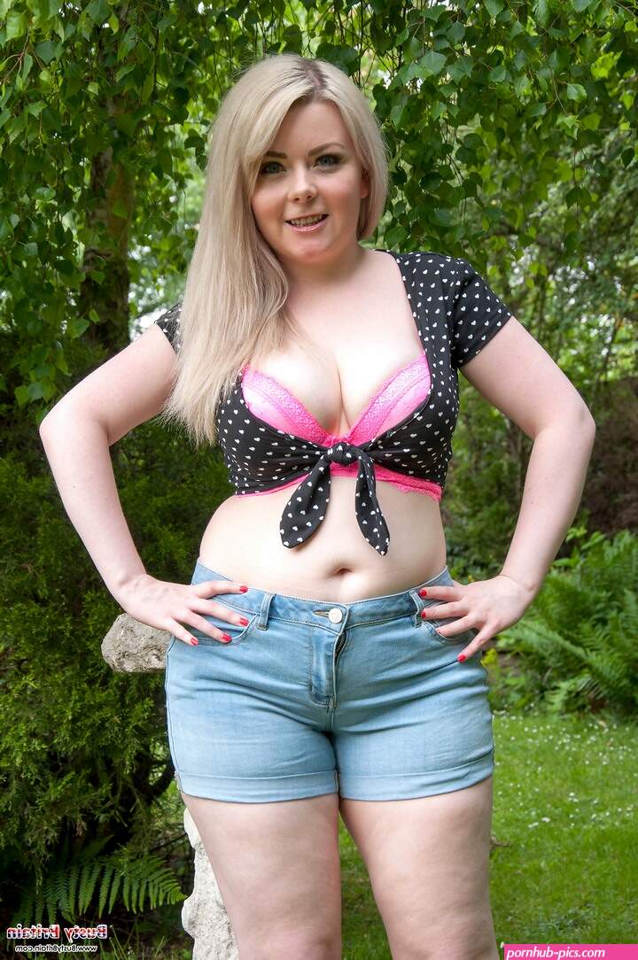 Blonde newcomer Danni Marie poses nude for Busty Britain