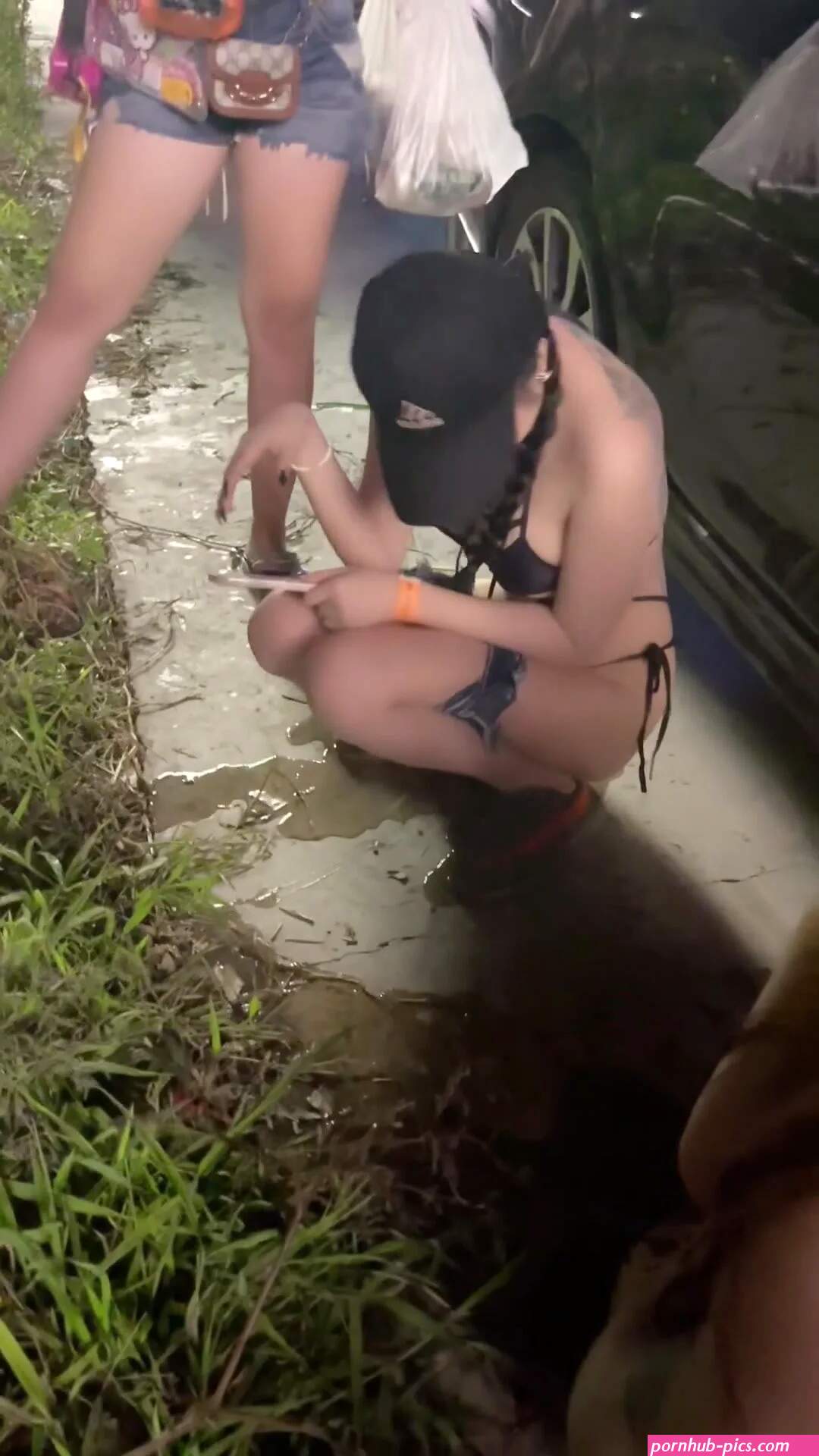 2 Girls pissing outdoor