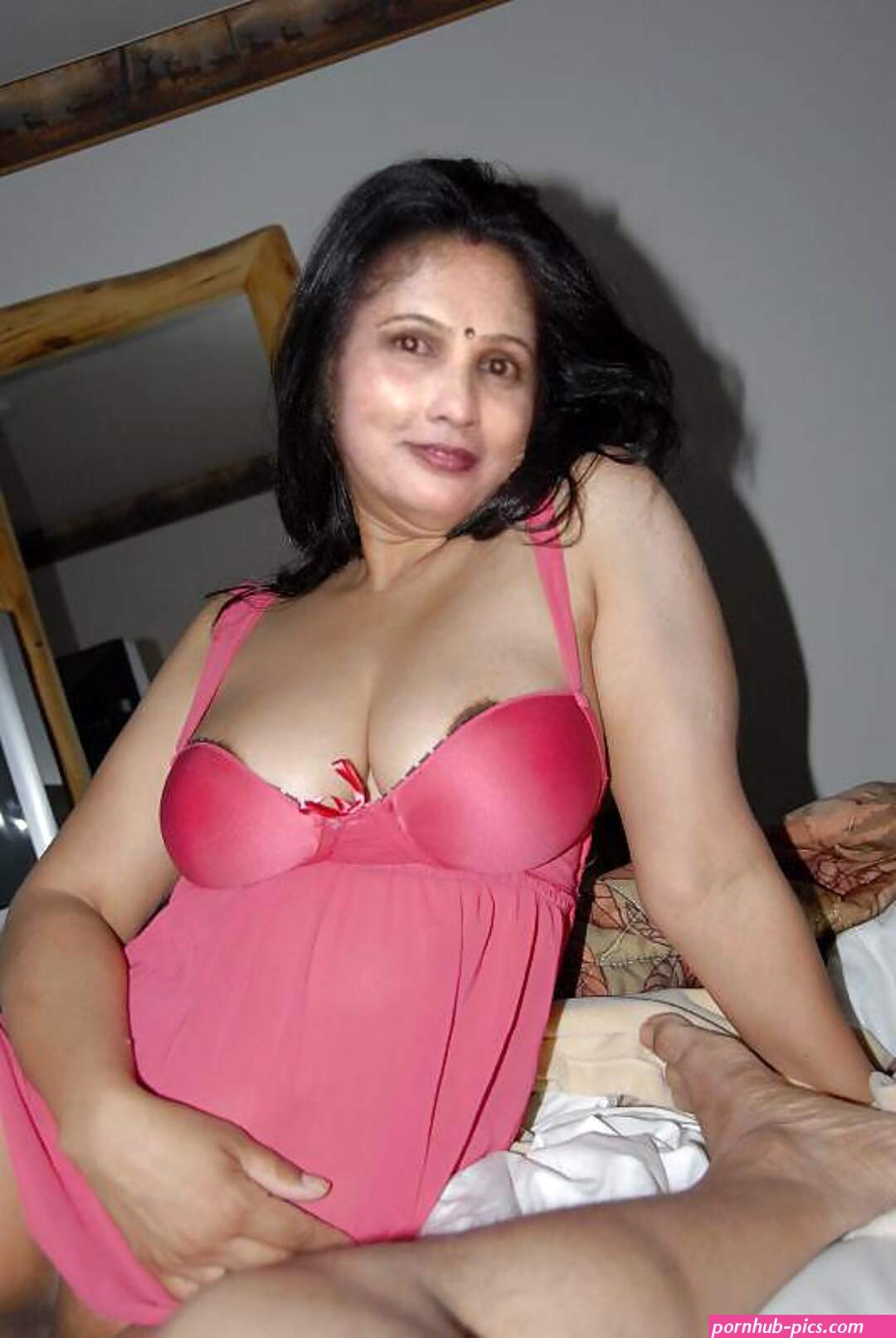 Desi Pratima Aunty 2 pictures
