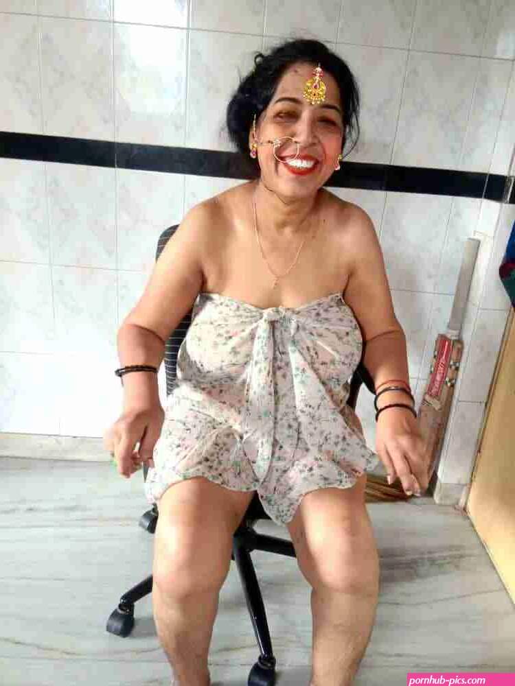 Mature Indian aunty nude pics gallery