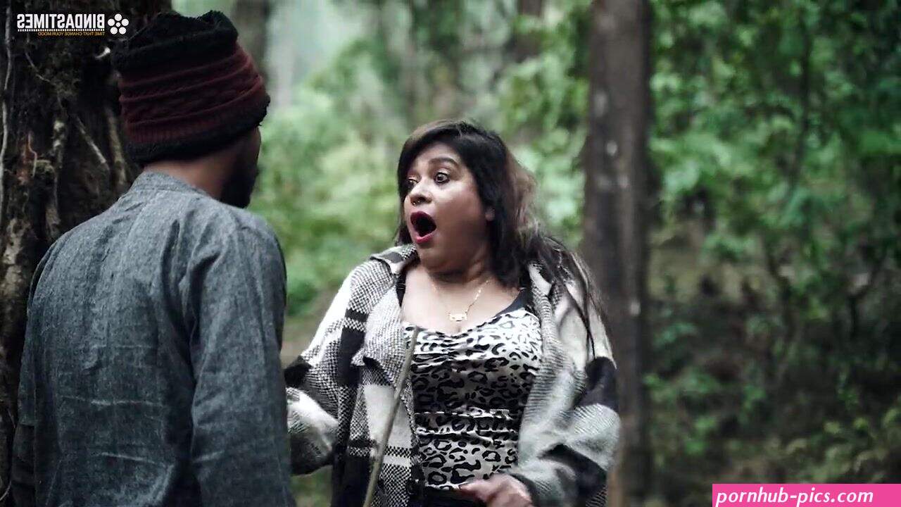 Jungle me rasta bhataki Bade Dudhwali Aurat Local Guide ke Sath Nachte huye Khub Choda Rasta Dikhane ke Bahane watch online