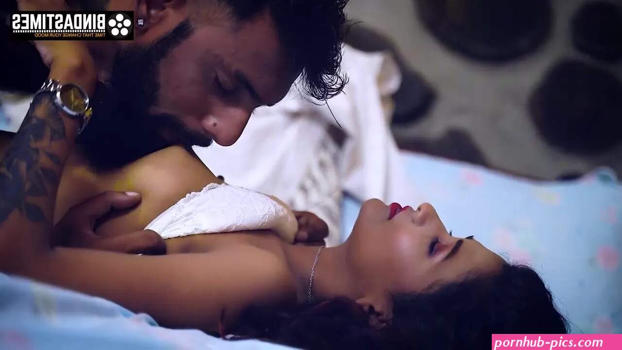 Desi Indian Hot Sudipa mast honeymoon thukai paharo me Hindi Audio watch online