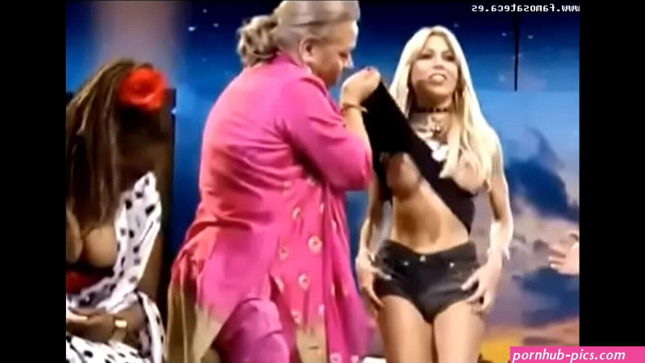 A Oriana Marzoli se le sale una teta