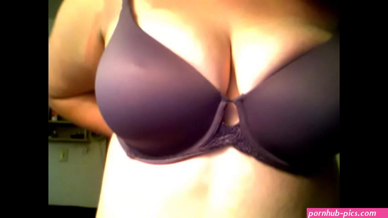 Watch me take my bra off. Hope this makes you hard.