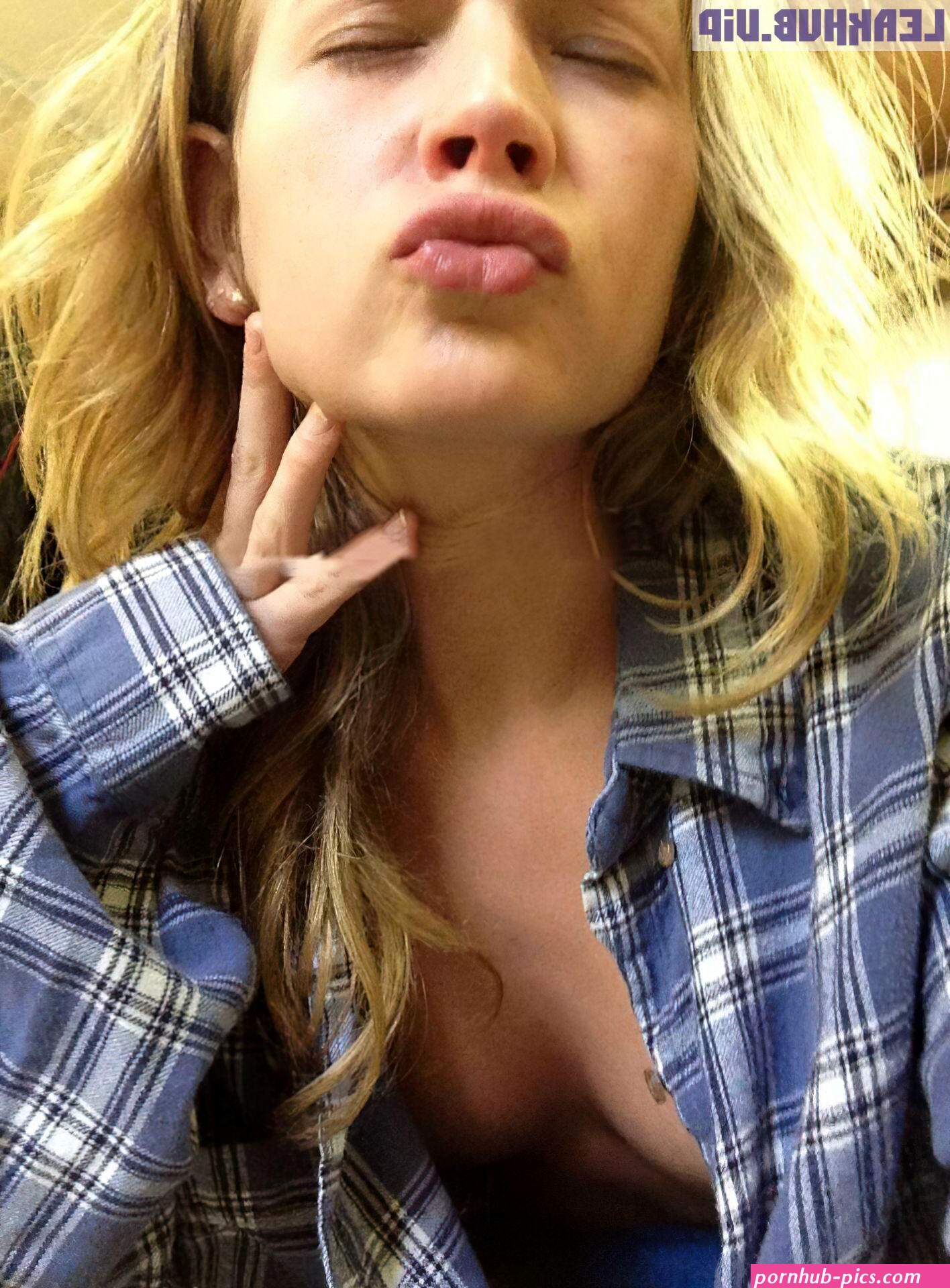 Britt Robertson Leaked Photo