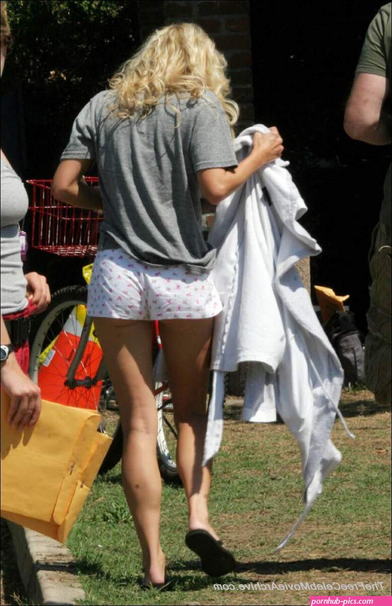 Anna Faris fully naked at !