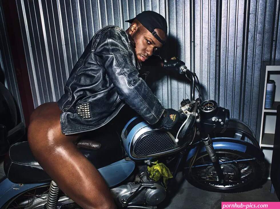 OMG hes naked: Star of Love Hip-Hop: Hollywood Milan Christopher