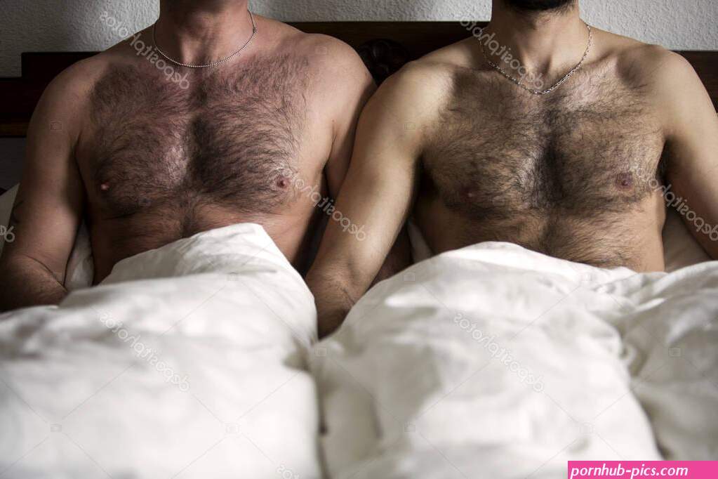 Fotos de Dos hombres desnudos con el pecho peludo en la cama