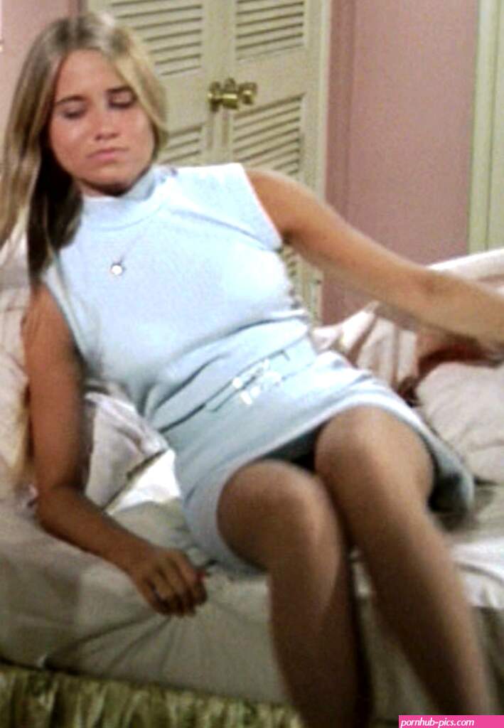 Naked Maureen McCormick in The Brady Bunch ANCENSORED