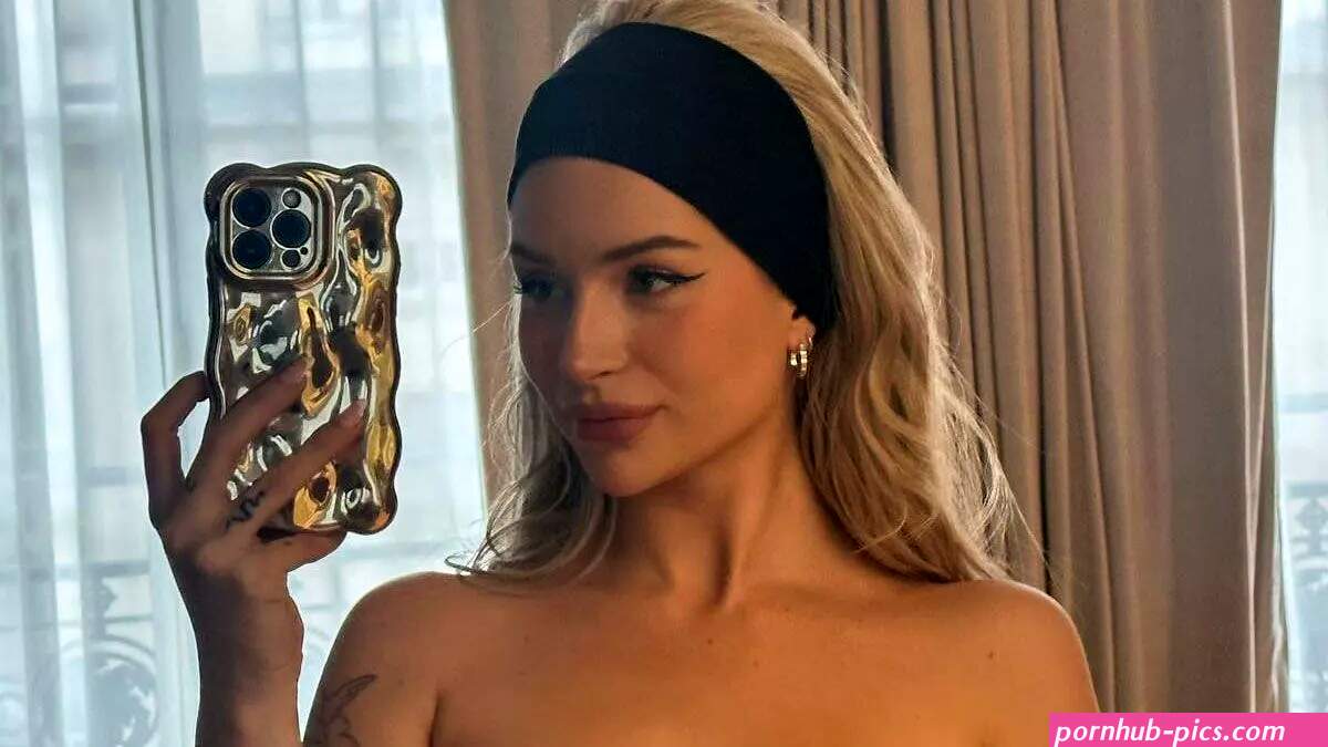 Lottie Moss poses completely naked as she delivers pointed five-word message