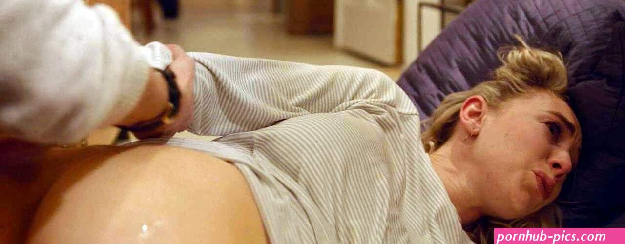 Vanessa Kirby Pregnant Without Panties in Pieces of a Woman